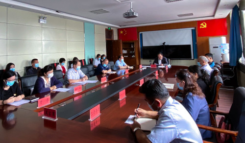 1图1-校领导和参会教职工一同学习文件精神 1图1-校领导和参会教职工一同学习文件精神