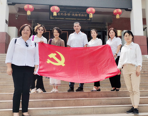 党员与党旗合影 党员与党旗合影